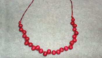 Halsband röda pärlor
