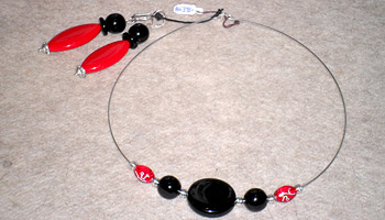 Halsband och örhängen, rött och svart