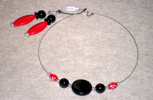 Halsband och örhängen, rött och svart