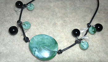 Halsband i blågrönt och svart