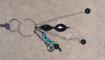 Halsband med hängen och pärlor i svart och turkos