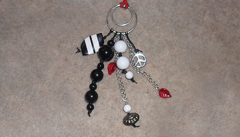 Halsband med hängen i svart och vitt