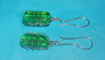 Silverörhängen med grönt glas