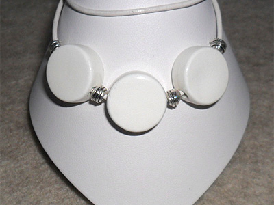 Halsband trippel porslin