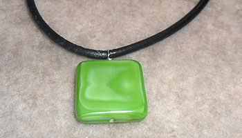 Halsband ljusgrön sten