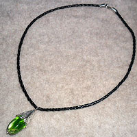 Halsband med grön sten